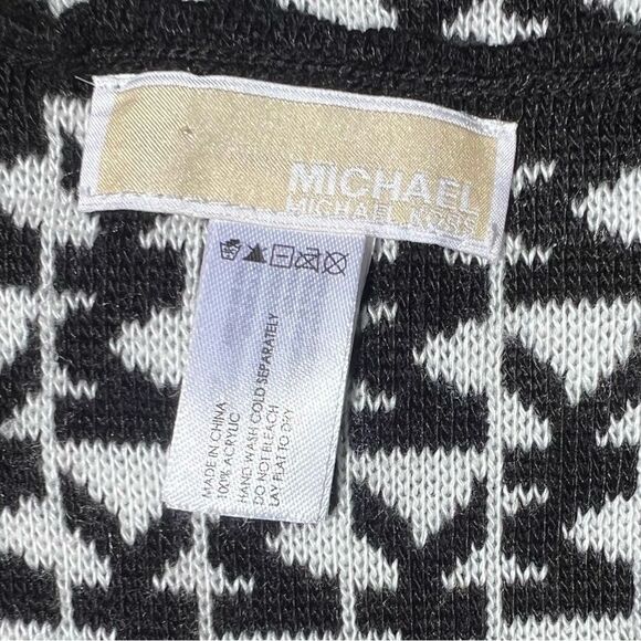 Michael Kors Logo Infinity Scarf - Picture 4 of 7